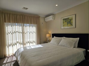 2 عدّة غرف نوم ومكواة/لوح كي وواي فاي مجانًا وملاءات أسرّة