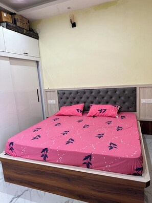 2 bedrooms, WiFi, bed sheets - Spacious Villa in Dehradun (Danda Khudanewala)
