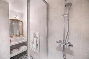 Shower, hair dryer, towels
