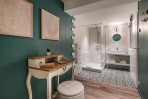 Bathtub, hair dryer, towels