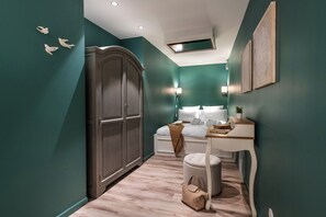 2 habitaciones, escritorio y tabla de planchar con plancha 