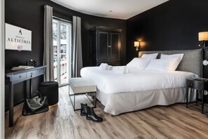 2 quartos, escrivaninha, ferros/tábuas de passar roupa, berço de viagem