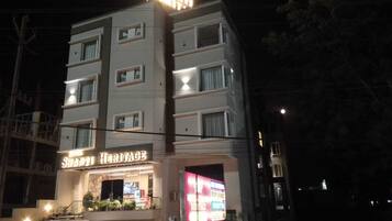A multi-story hotel with a sign reading "SHAMT Heritage."