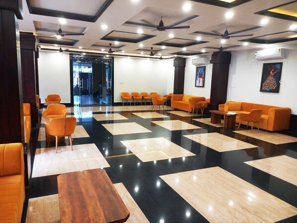 Lobby sitting area - Fressotel Shanti Heritage (Haridwar)
