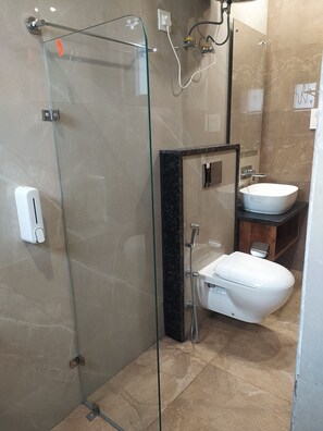 Tangelos | Bathroom | Shower, towels, soap, shampoo - Fressotel Shanti Heritage (Haridwar)