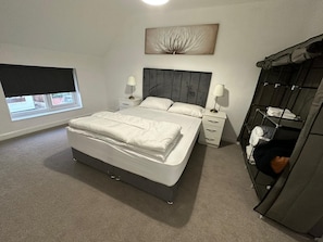 House, 2 Queen Beds | 2 bedrooms, iron/ironing board, free WiFi, bed sheets