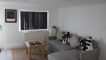 House, 2 Queen Beds | Living area