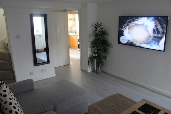 House, 2 Queen Beds | Living area