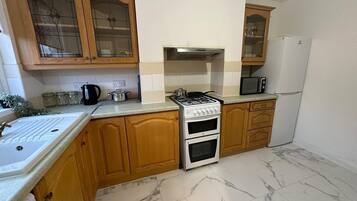 Rumah, 2 Tempat Tidur Queen | Dapur pribadi | Lemari es, microwave, oven, dan kompor