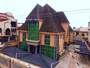 Vista frontal de la propiedad