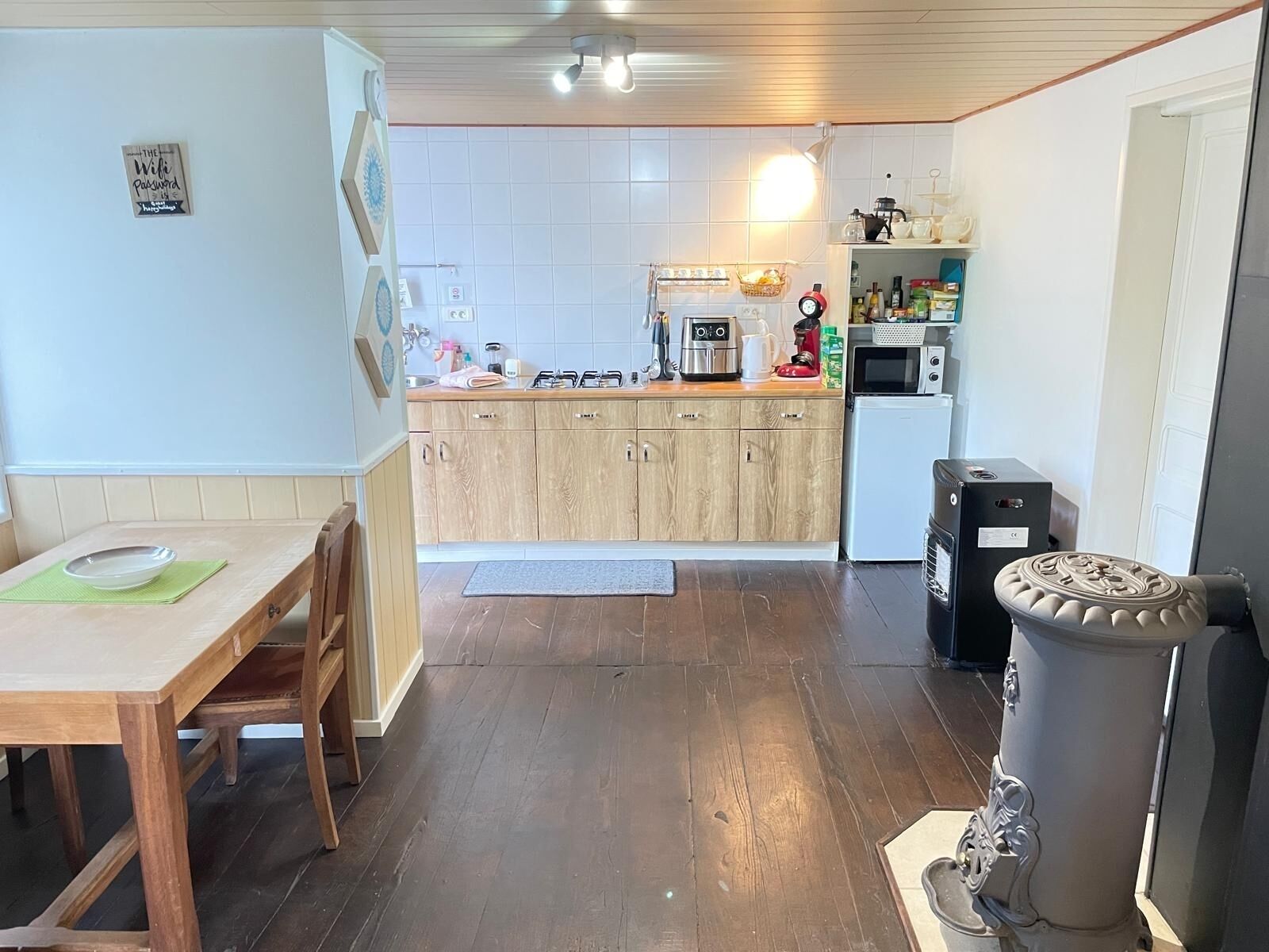 Wasserkocher mit Kaffee-/Teezubehör, Kühlschrank, Mikrowelle, Herdplatte