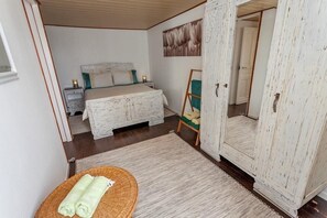 1 bedroom, iron/ironing board, free WiFi, bed sheets - Cosy cottage in peaceful rural retreat (Chalais)