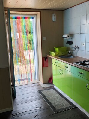 Réfrigérateur, micro-ondes, plaque de cuisson, cafetière/bouilloire