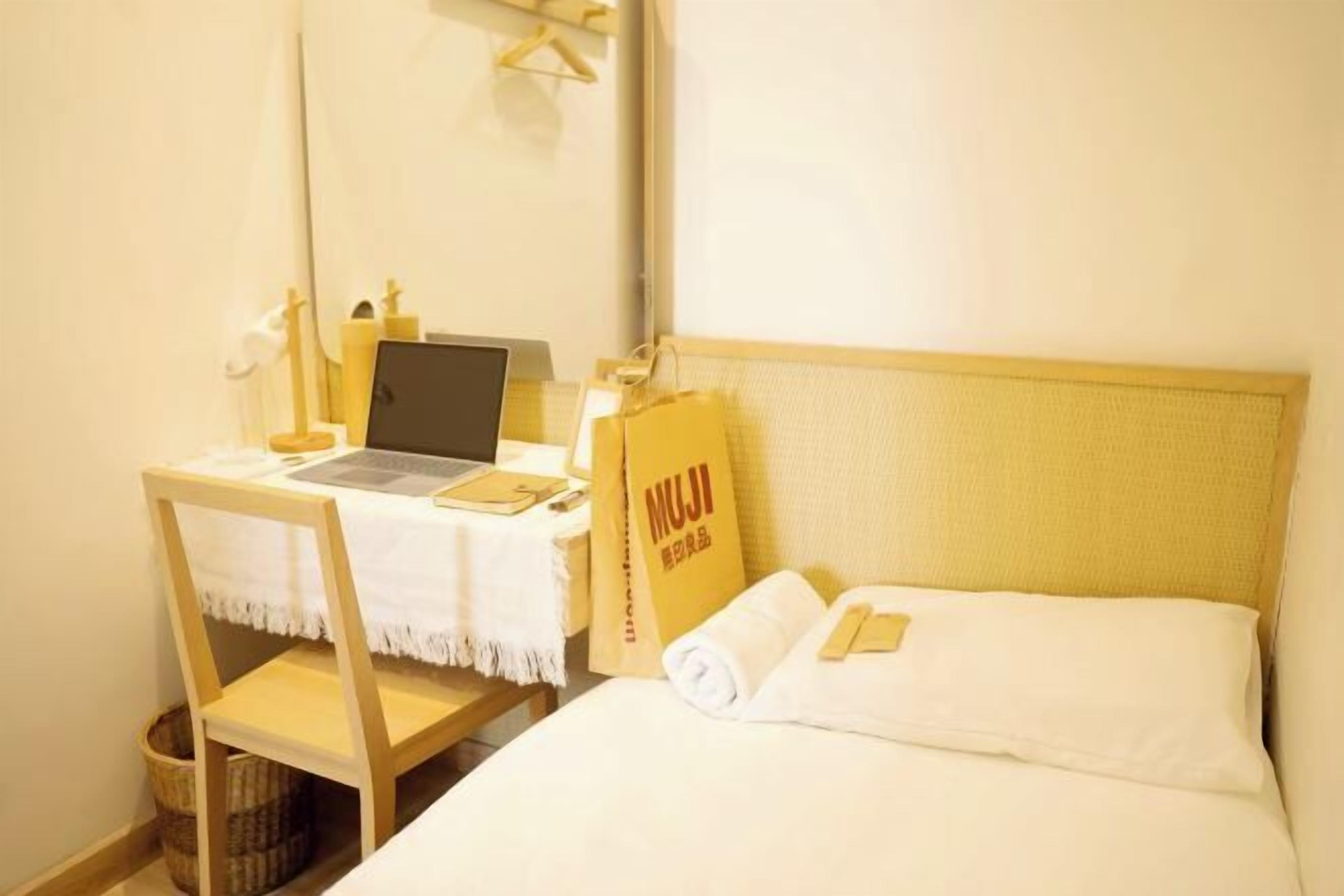 Individueel gemeubileerd, een bureau, een laptopwerkplek