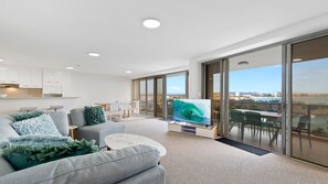 Smart TV - Oceanfront apartment in a great spot and close to everything (Buddina)