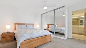 2 slaapkamers, een strijkplank/strijkijzer, internet, beddengoed