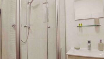 Suihku, hiustenkuivaaja, pyyhkeet, saippua