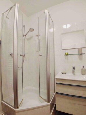 Regadera, secadora de cabello, toallas, jabón 