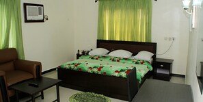 Habitación clásica | 1 dormitorio, escritorio, espacio para trabajar con un portátil