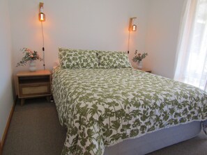 4 bedrooms - Quandong Beach Shack - short walk to the beach! Off peak special! Free Wifi (Port Moorowie)