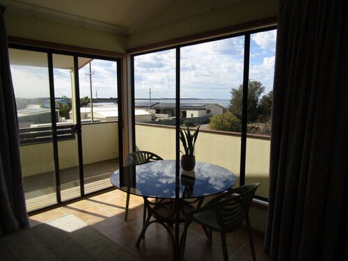 Quandong Beach Shack - short walk to the beach! Off peak special! Free Wifi