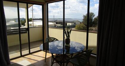 Quandong Beach Shack - short walk to the beach! Off peak special! Free Wifi
