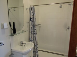 Combined shower/bathtub - Quandong Beach Shack - short walk to the beach! Off peak special! Free Wifi (Port Moorowie)