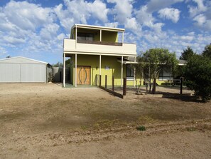 Exterior - Quandong Beach Shack - short walk to the beach! Off peak special! Free Wifi (Port Moorowie)
