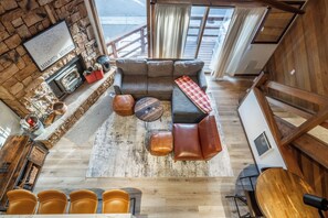 Smart TV, fireplace, books - Mountain retreat that sleeps 8 comfortably-walkable to the Village & shuttle (Mammoth Lakes)