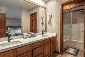 Combined shower/bathtub, hair dryer, towels - Mountain retreat that sleeps 8 comfortably-walkable to the Village & shuttle (Mammoth Lakes)