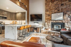 Smart TV, caminetto, libri