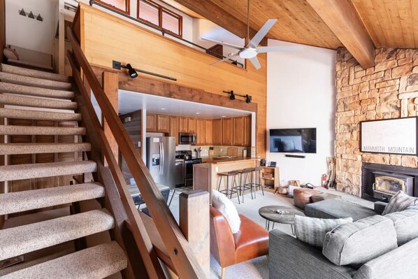 Smart TV, fireplace, books - Mountain retreat that sleeps 8 comfortably-walkable to the Village & shuttle (Mammoth Lakes)