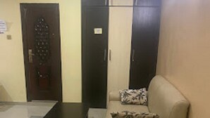 Un salon comprenant un canapé, une table basse et une porte ornée d’un panneau décoratif.