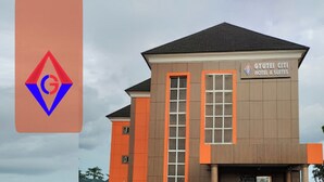 Un bâtiment d’hôtel avec une enseigne indiquant : « GOTEL CITY HOTEL & SUITES ».