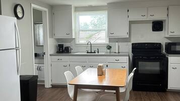 Een koelkast, een magnetron, een kookplaat