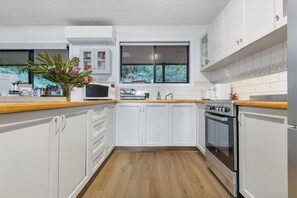 Fridge, microwave, oven, stovetop - The tranquility of a retreat and excitement of nearby attractions (Lakes Entrance)