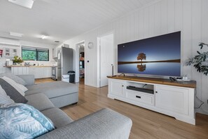 TV, books - The tranquility of a retreat and excitement of nearby attractions (Lakes Entrance)