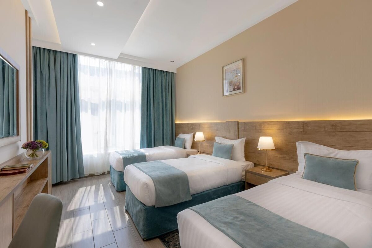 Triple Room | Brankas, tirai kedap cahaya, kedap suara, dan Wi-Fi gratis