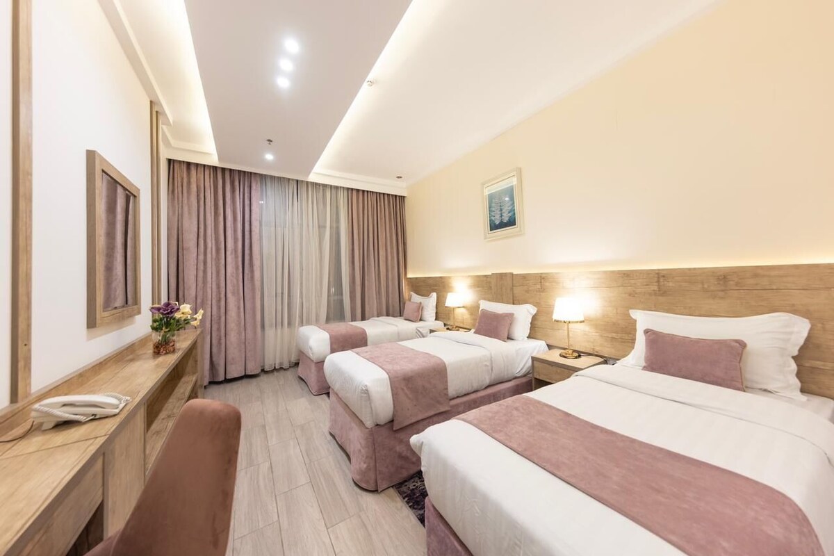 Family Suite With Balcony | Brankas, tirai kedap cahaya, kedap suara, dan Wi-Fi gratis