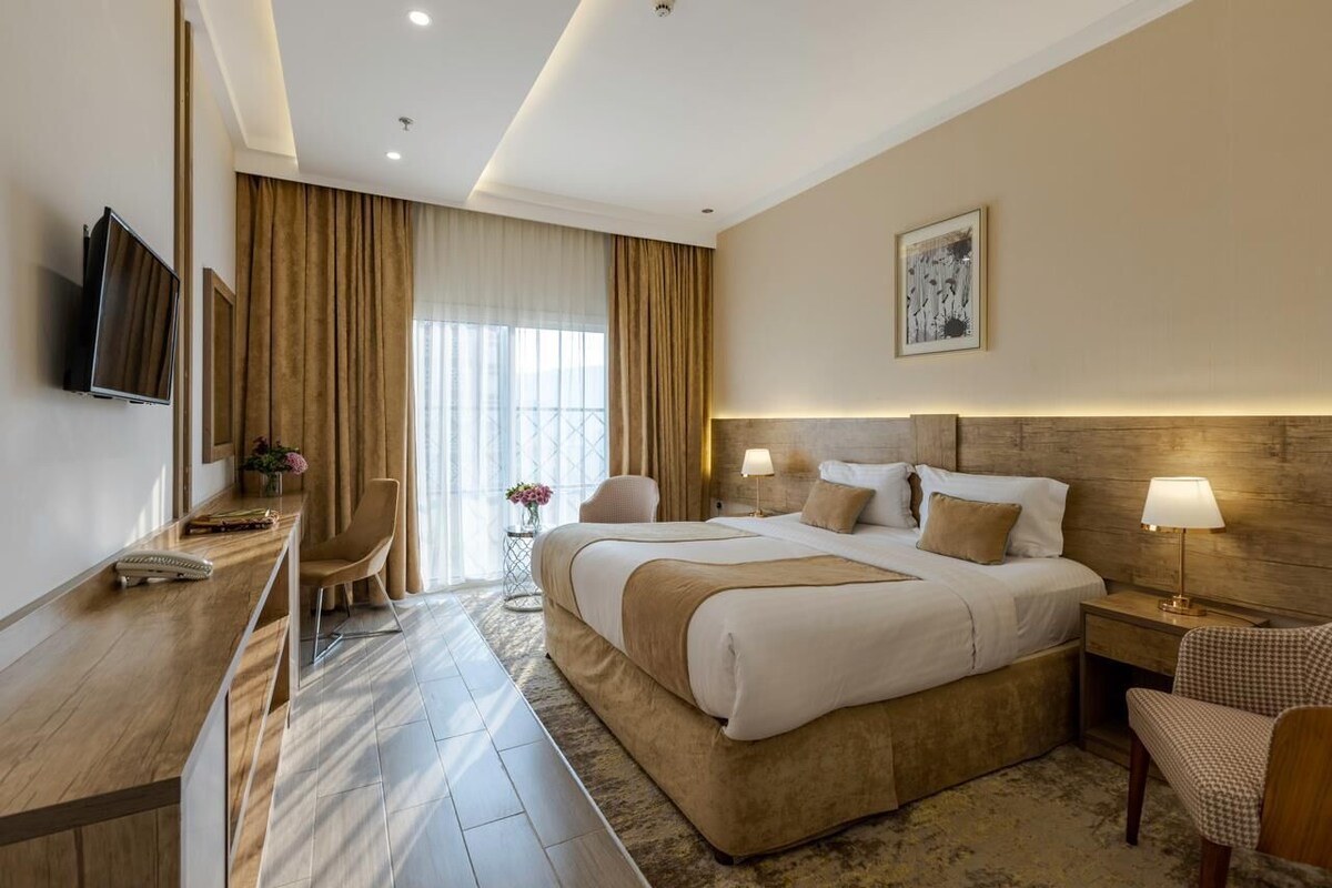 Junior Suite with Balcony | Brankas, tirai kedap cahaya, kedap suara, dan Wi-Fi gratis