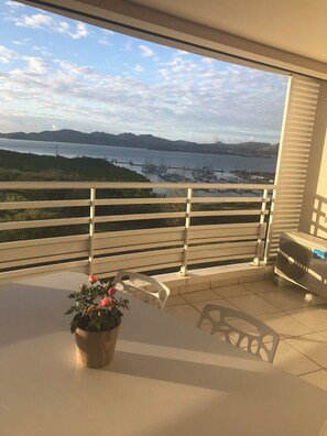 Outdoor dining - Elegant apartment on the Étang Z'abricot marina, Fort-de-France. (Fort de France)