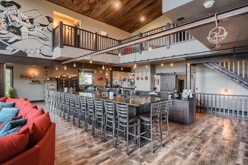 Incredible Views from Spacious Hillside Lodge Access to Clubhouse w/ 2 Pools