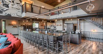 Incredible Views from Spacious Hillside Lodge Access to Clubhouse w/ 2 Pools