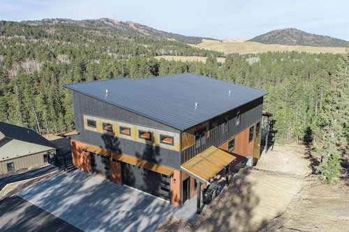Incredible Views from Spacious Hillside Lodge Access to Clubhouse w/ 2 Pools