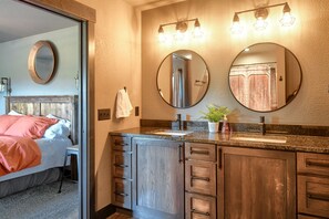 6 bedrooms, free WiFi, bed sheets - Incredible Views from Spacious Hillside Lodge Access to Clubhouse w/ 2 Pools (Lead)