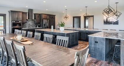 6400+ Sq. Ft. Beautiful New Lodge in Powder House Pass w/ Comm. Pool Access!