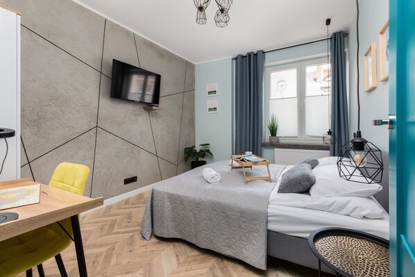 2 habitaciones, escritorio y ropa de cama