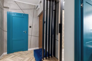 2 habitaciones, escritorio y ropa de cama