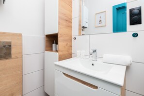 Shower, towels - Old Town Apartment Garncarska by Renters (Gdansk)
