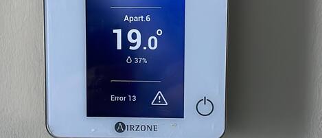 Un thermostat numérique affiche une température de 19,0 °C, un taux d’humidité de 37 %, et un code d’erreur 13.